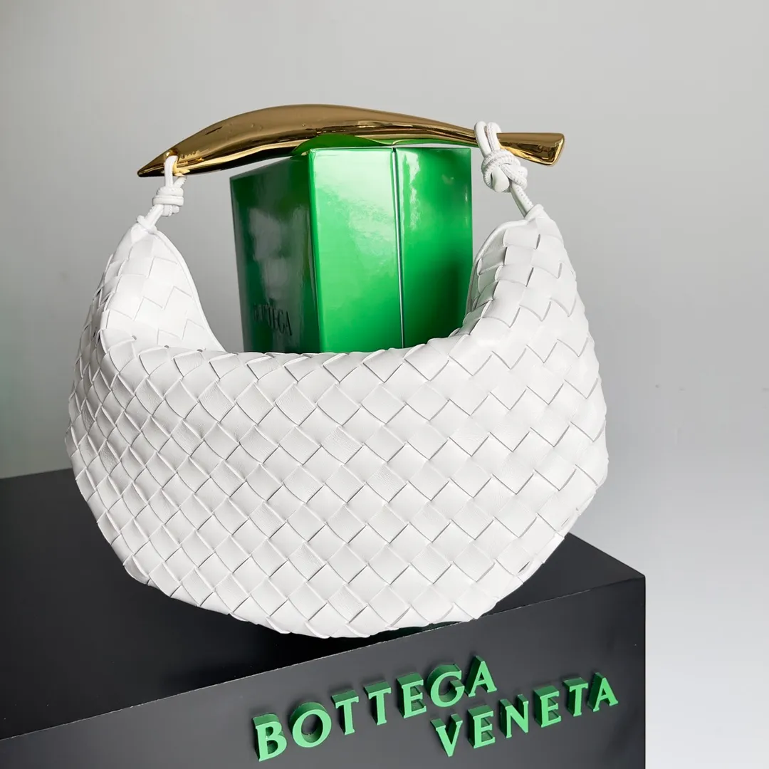 Batch 1760, ready for sale. Inspired by the 20th century modern sculptor Brancusi's work "Birds in the Sky". Muse brass handles, unique craftsmanship, make each handle unique, thus reflecting the precious sense of sculpture. Carrying Sardine in hand creates a high-end and modern look! The Sardine handbag uses Intrecciato weaving to highlight the heritage of the brand's craftsmanship. The handle design forms a strong contrast and presents an artistic design concept. The finishing of the Muse brass decorative layer is completed by multiple processes. The exquisite craftsmanship makes each handle unique. Style number: 7468 Size: 33*3*24